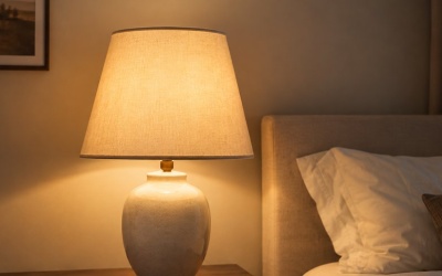 Koju lampu za noćni sto izabrati za mekše svetlo uz krevet