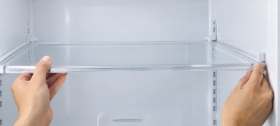 Kako da podesite plastične police u frižideru da više ne klimaju