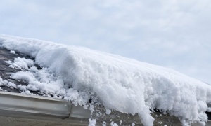 Šta pokreće klizanje snega sa krova posle otopljavanja