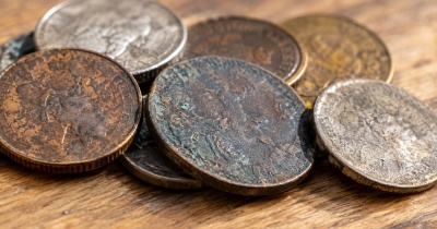 Metalni novčići godinama menjaju izgled - šta se zapravo događa na njihovoj površini?