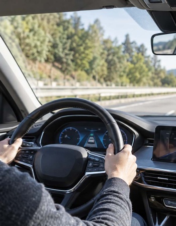 Kako automobil prepoznaje da je potrebno uključiti pomoćne sisteme bezbednosti?