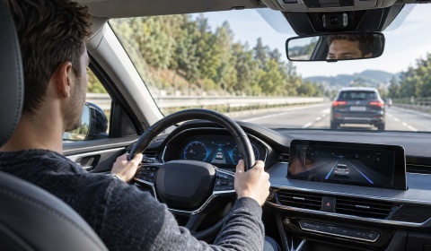 Kako automobil prepoznaje da je potrebno uključiti pomoćne sisteme bezbednosti?