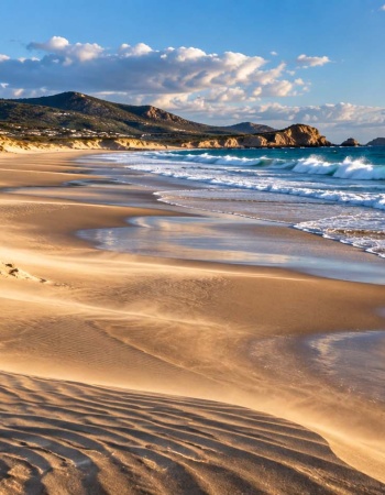 Peščana plaža nikada nije potpuno ista - kako talasi i vetar menjaju njen oblik?